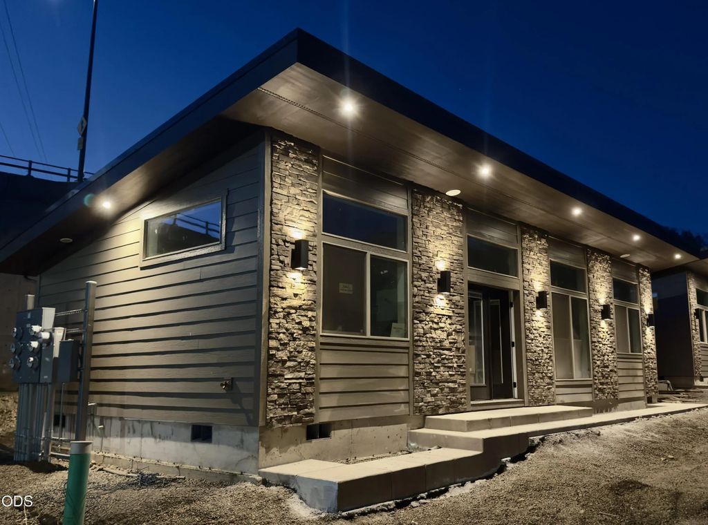 1652 N Foothill Road, Medford