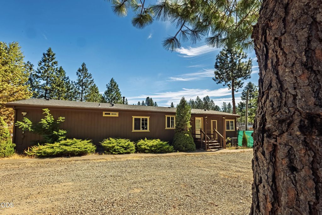 110 Pine Tree Way, Selma