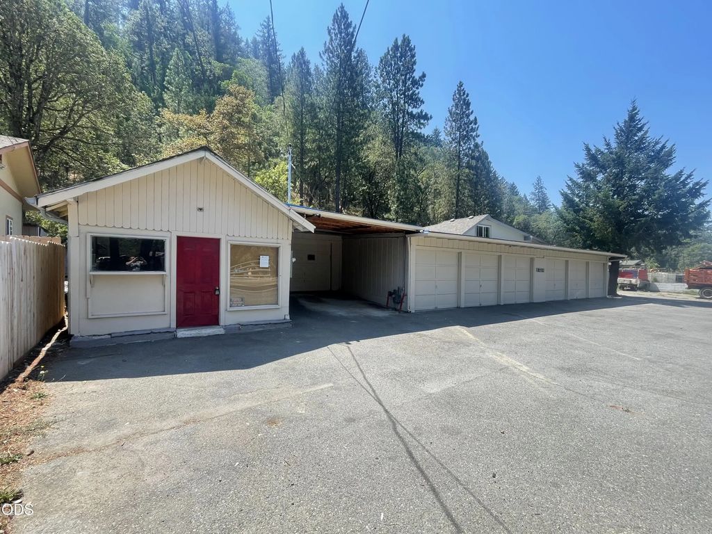 8775 Rogue River Highway, Grants Pass