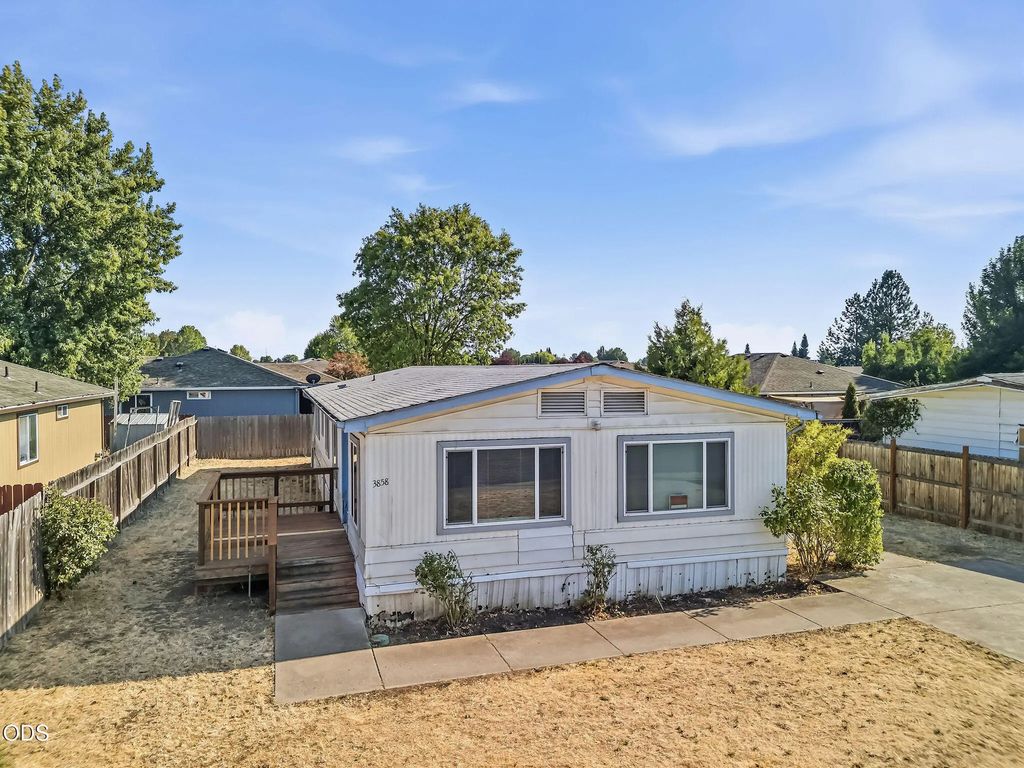 3858 Falcon Street Na, White City