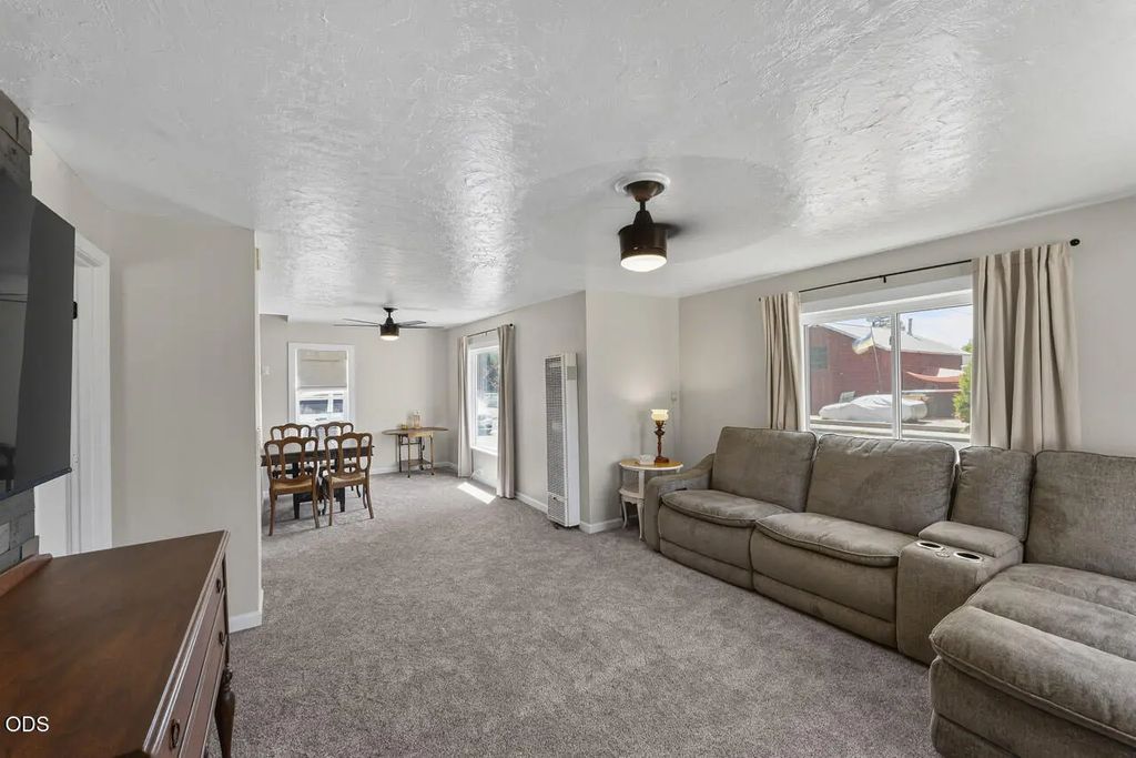425 Sw Burgess Street, Grants Pass