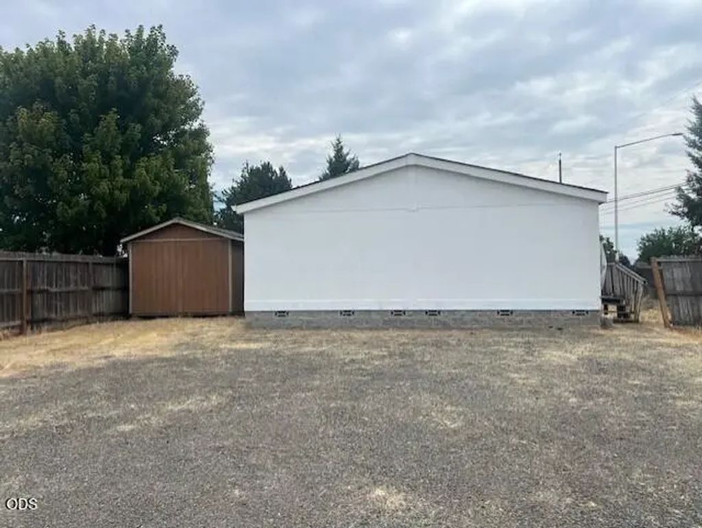 8382 Atlantic Avenue, White City