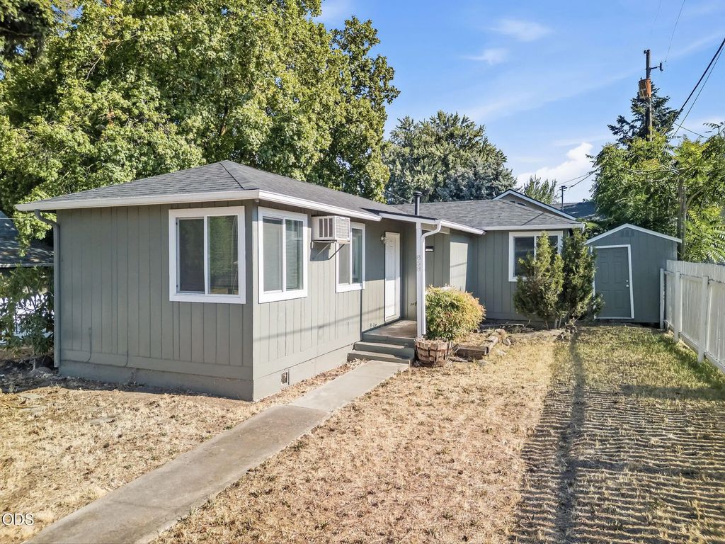 858 E 9th Street, Medford