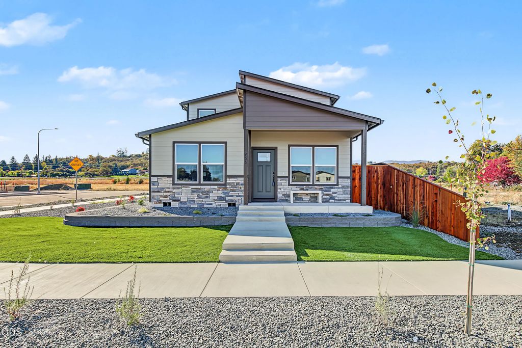 953 Honey Bee Street, Medford