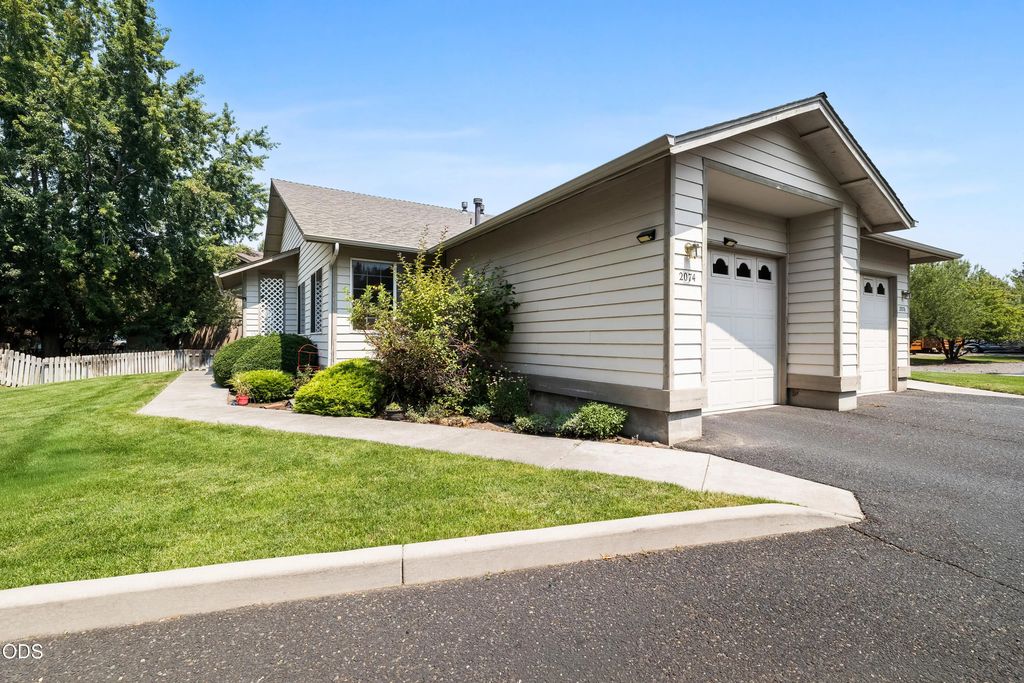 2074 Ne Chanel Court, Bend