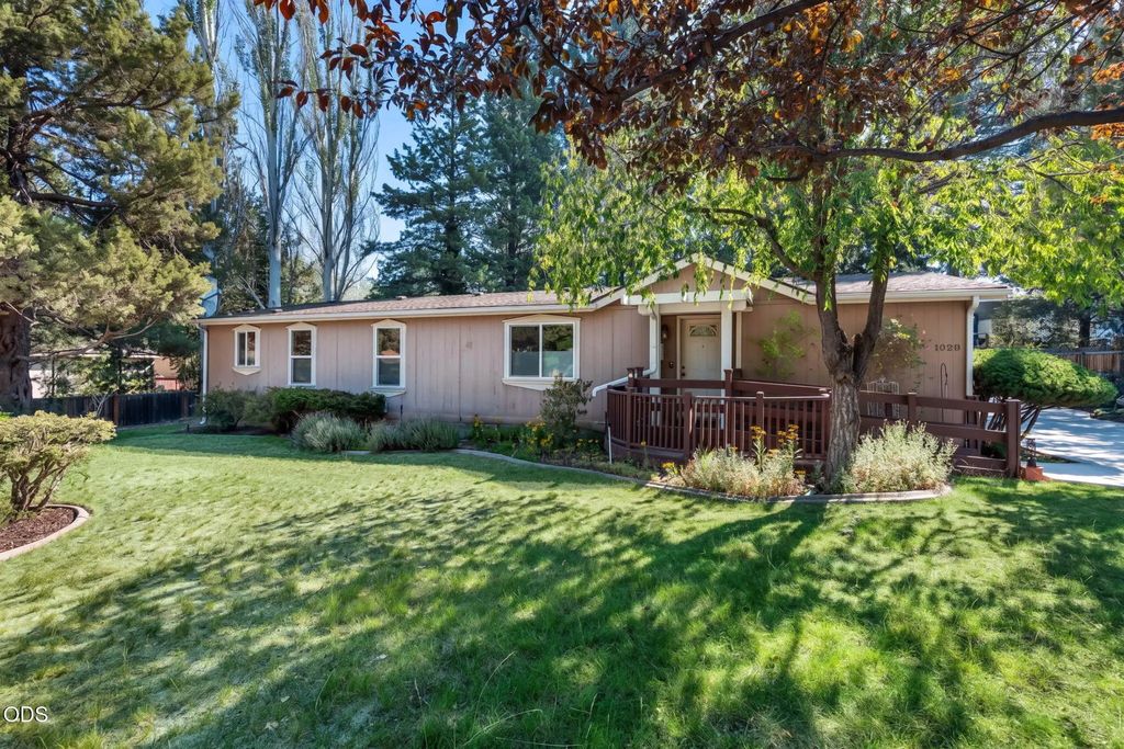 1028 Se Black Ridge Place, Bend