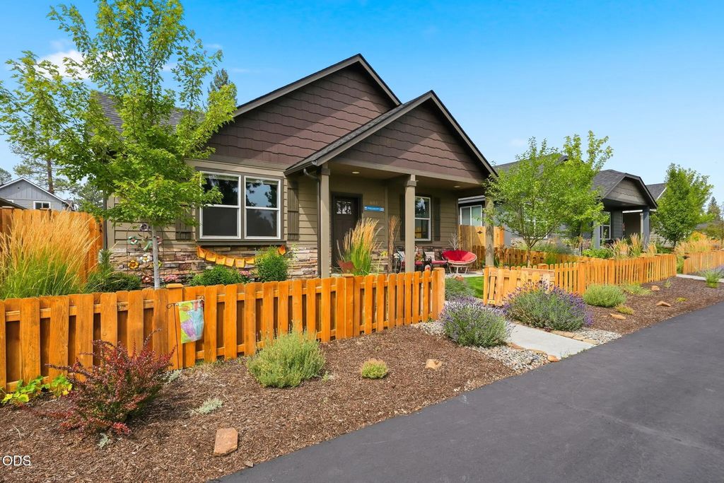 681 N Meadow Lane, Sisters