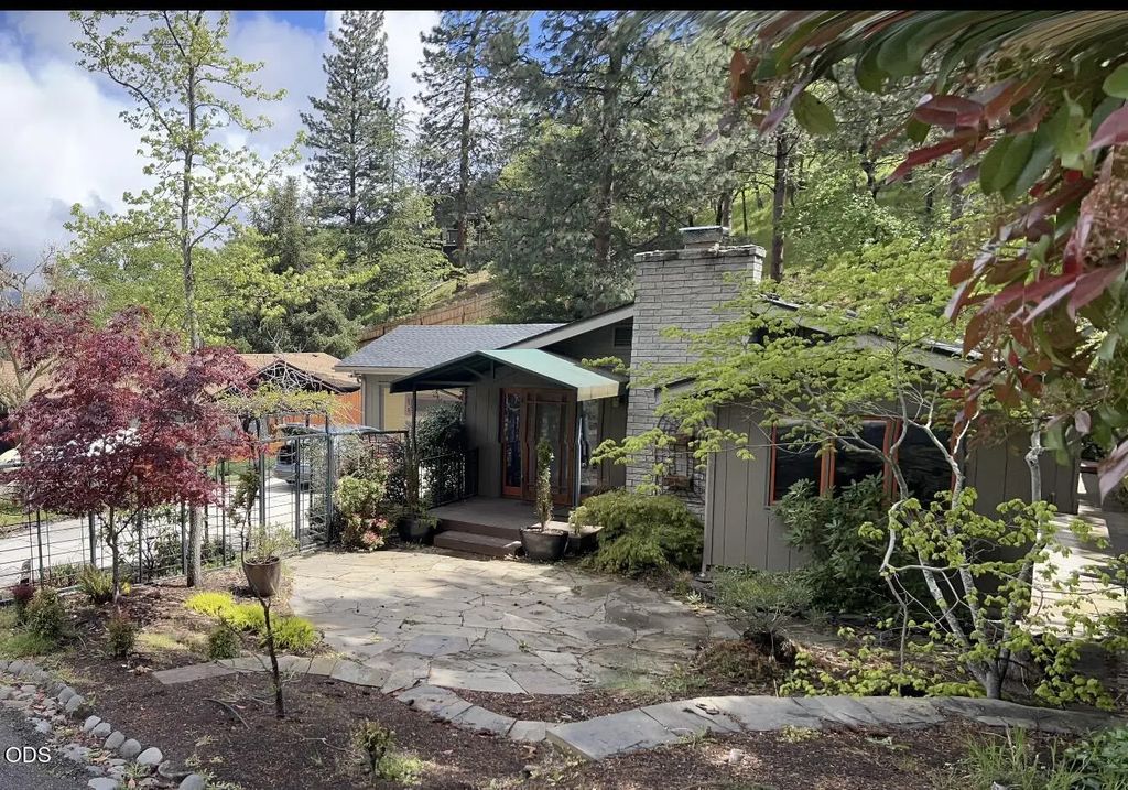 802 Beach Street, Ashland