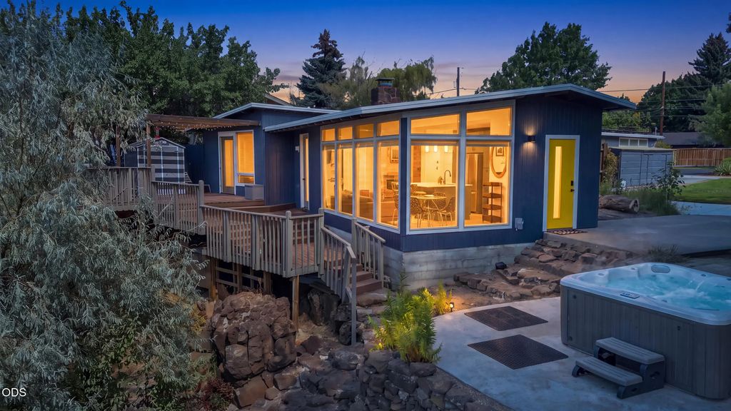 655 Nw Canyon Drive, Redmond