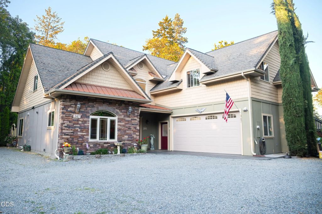 347 Peckerwood Lane, Grants Pass
