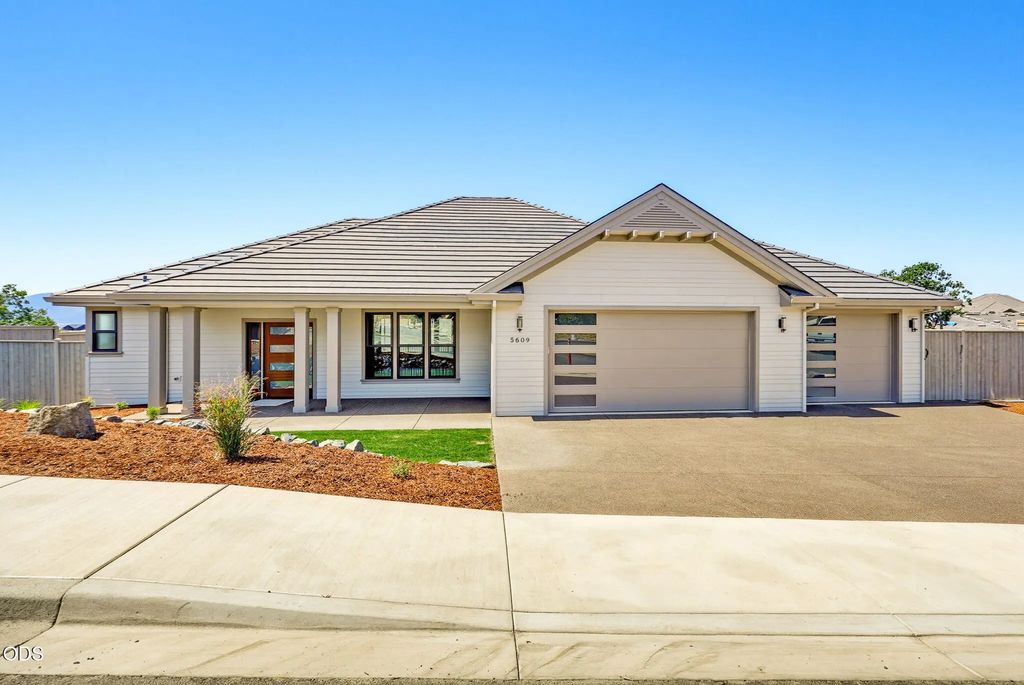 5609 Fallbrook Lane, Medford