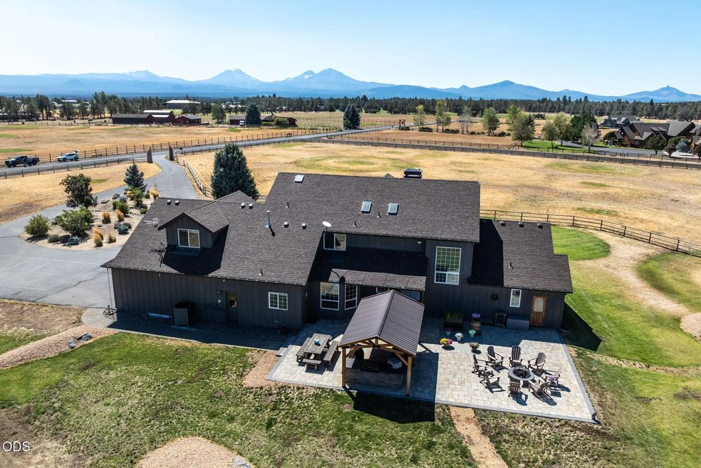 18108 Fadjur Lane, Sisters