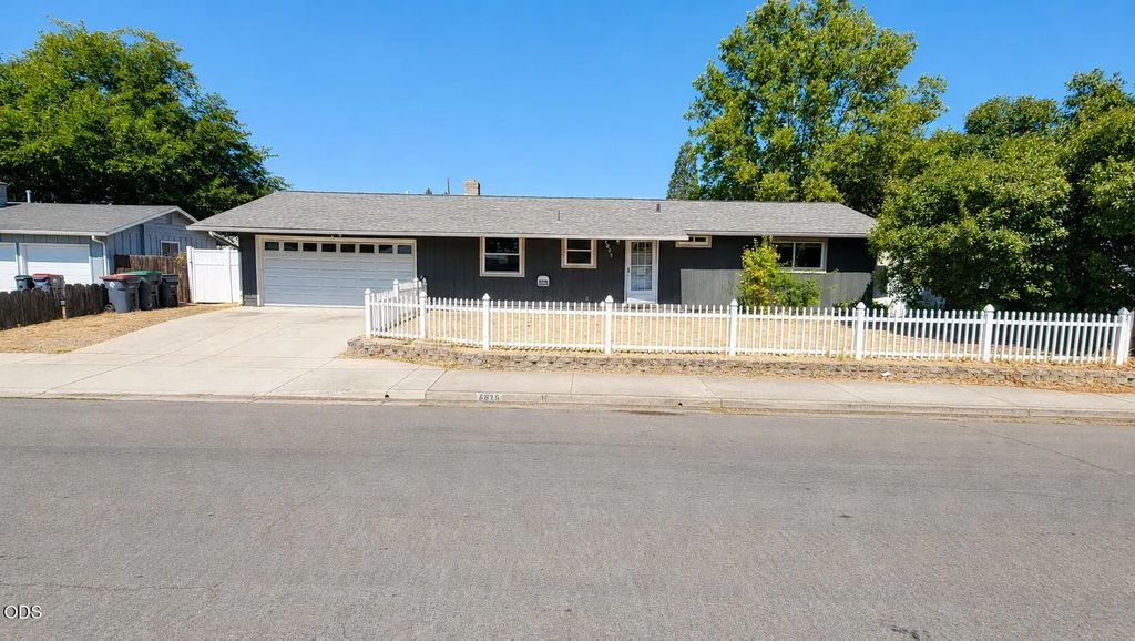 7875 Gladstone Avenue, White City