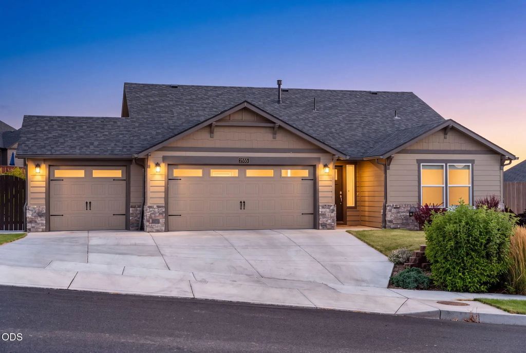 2555 Sw 43rd Place, Redmond