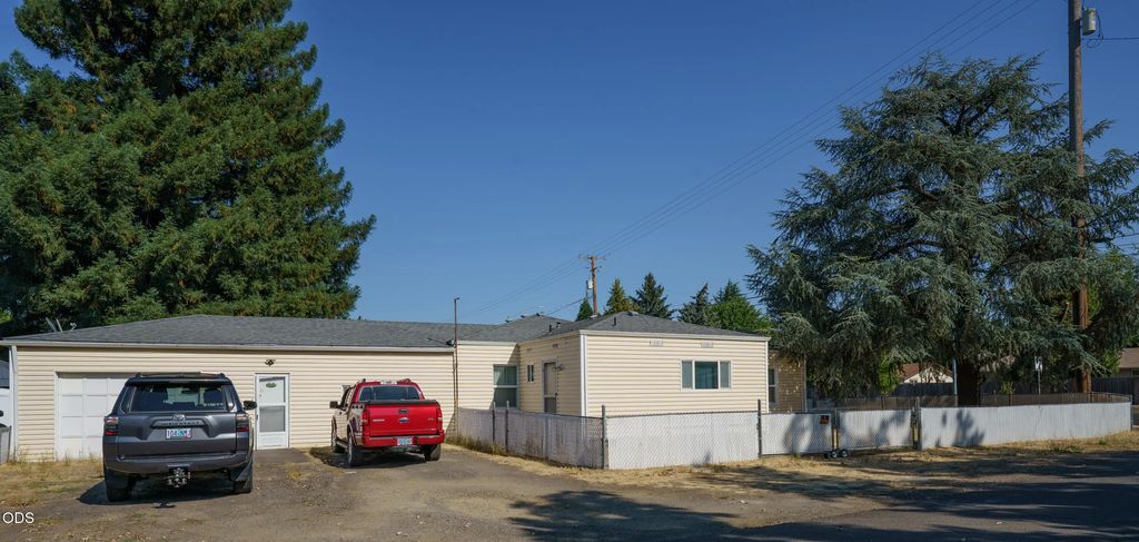 416 W Stewart Avenue, Medford