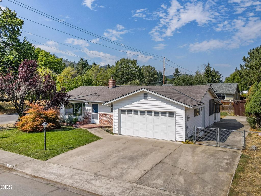 101 Hickory Drive, Rogue River