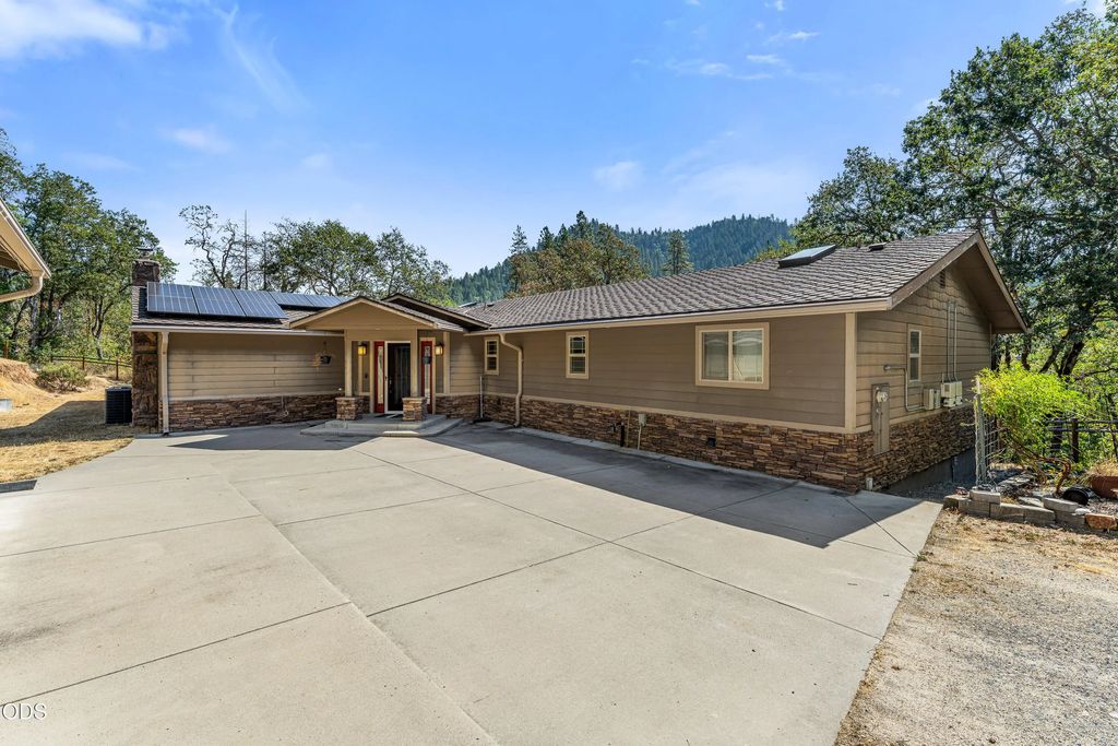 12330 E Evans Creek Road, Rogue River