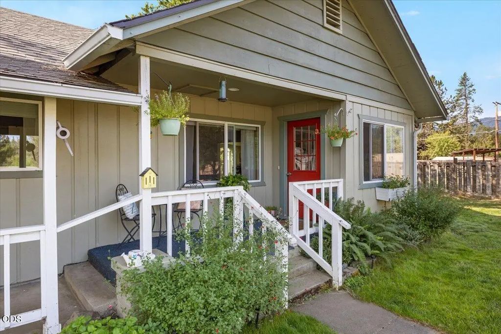 8550 E Evans Creek Road, Rogue River