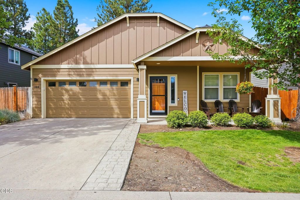 1610 W Carson Avenue, Sisters