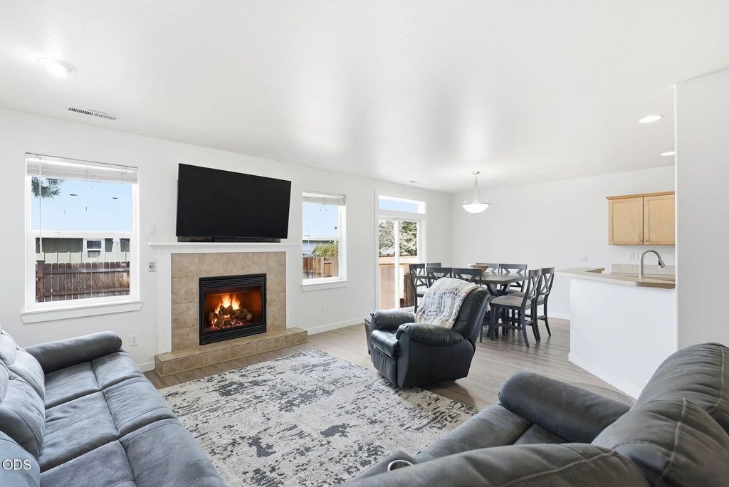 1610 W Carson Avenue, Sisters