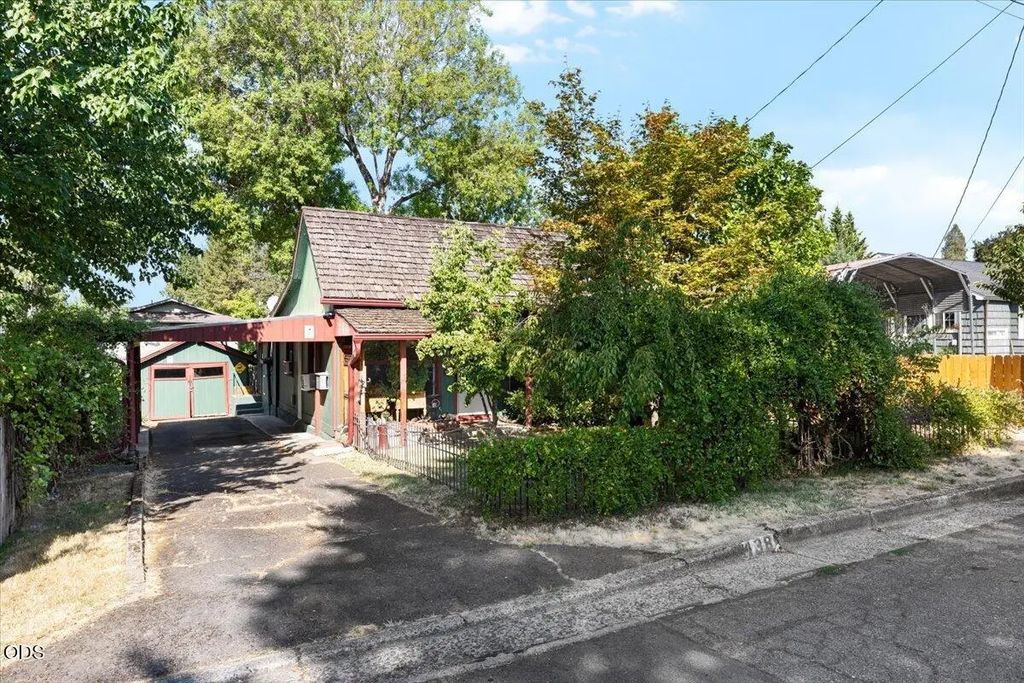438 Ne 11th Street, Grants Pass