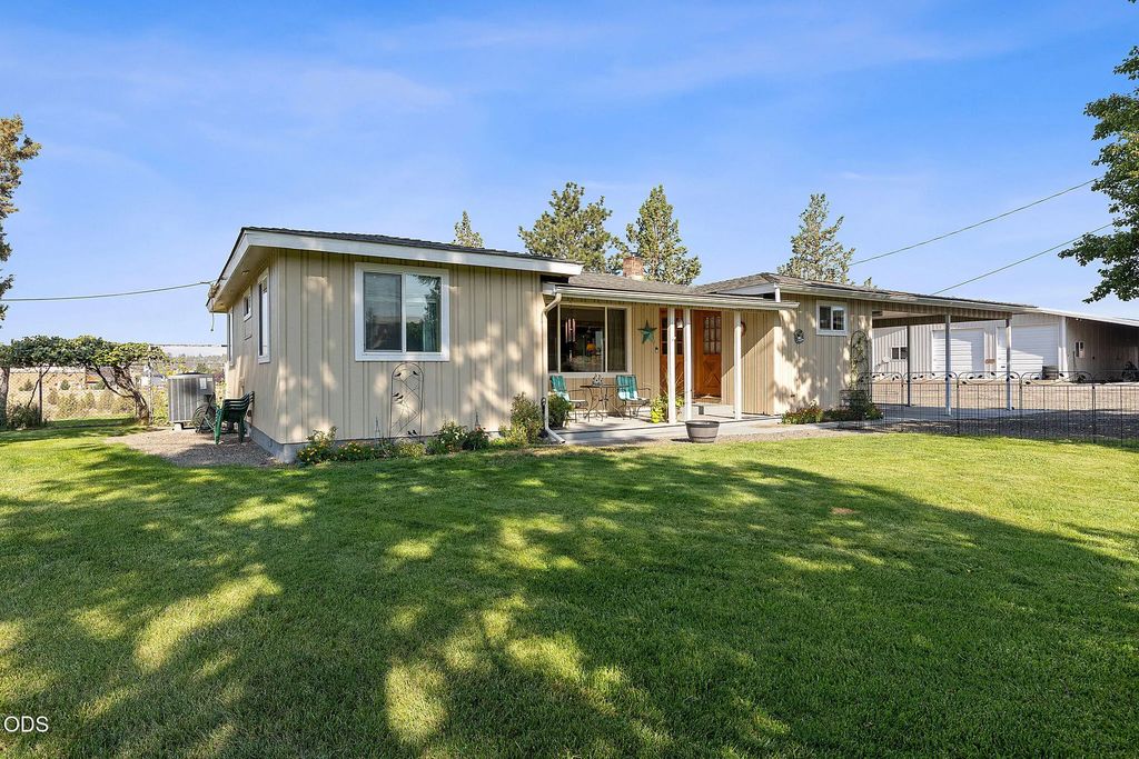 1604 S Adams Drive, Madras