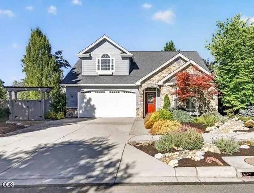 1240 Stonegate Drive, Medford