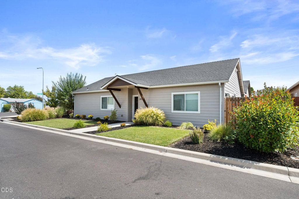 305 Moody Lane, Medford