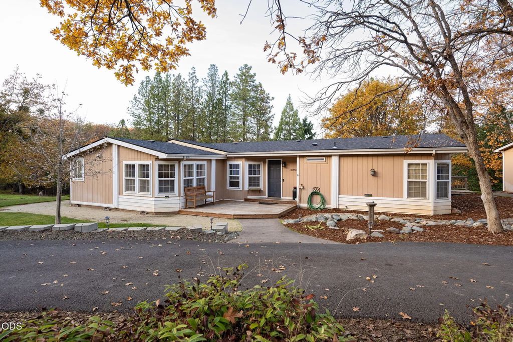 2285 Jasmine Avenue, Medford