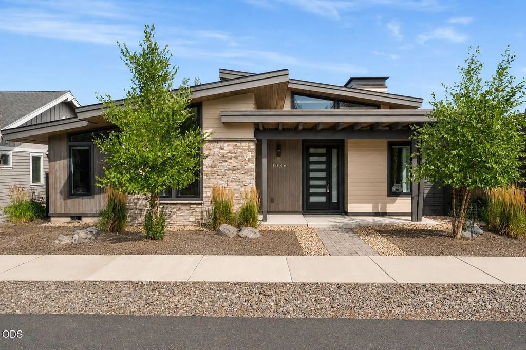 1036 N Forest Edge Drive, Sisters
