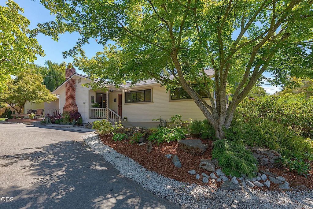 1027 Nw Hawthorne Avenue, Grants Pass