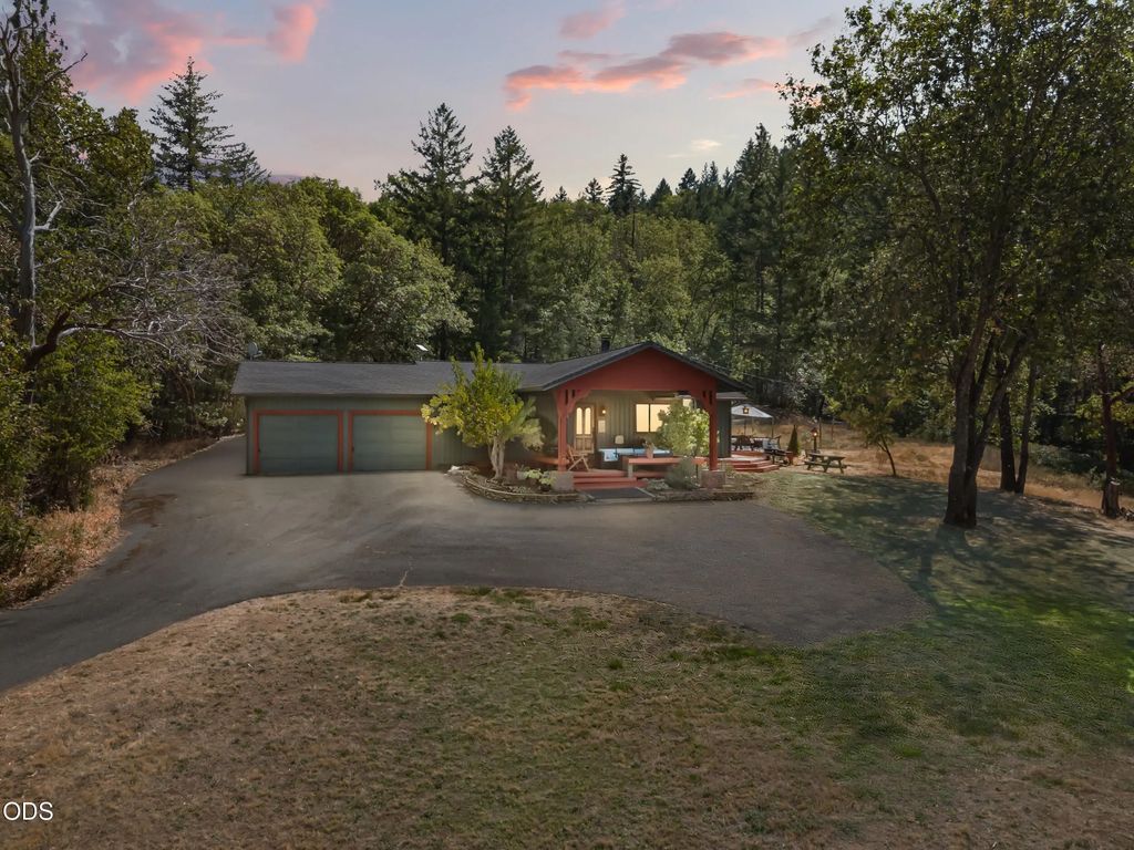 1089 Sleepy Hollow Loop, Grants Pass
