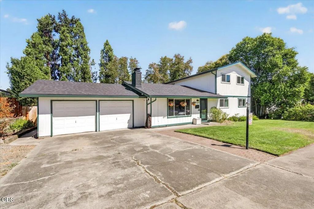 1825 Hybiscus Street, Medford