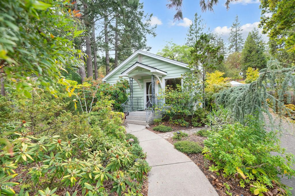 689 Beach Street, Ashland