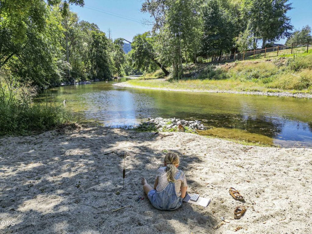 1221 E Evans Creek Road, Rogue River