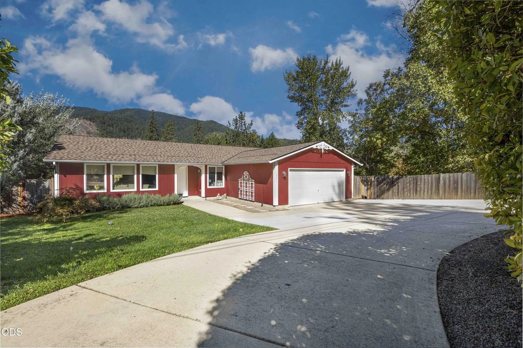 1221 E Evans Creek Road, Rogue River