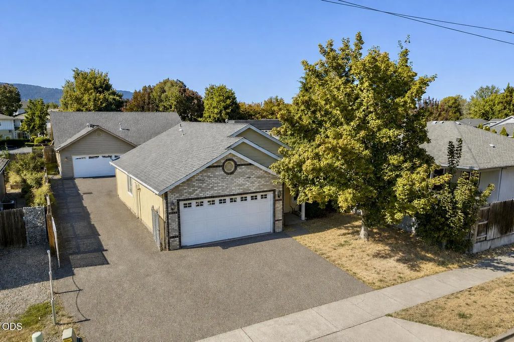 2825 Duell Avenue, Medford