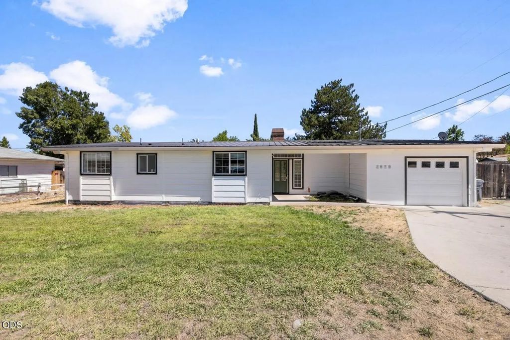 1070 N Ross Lane N, Medford