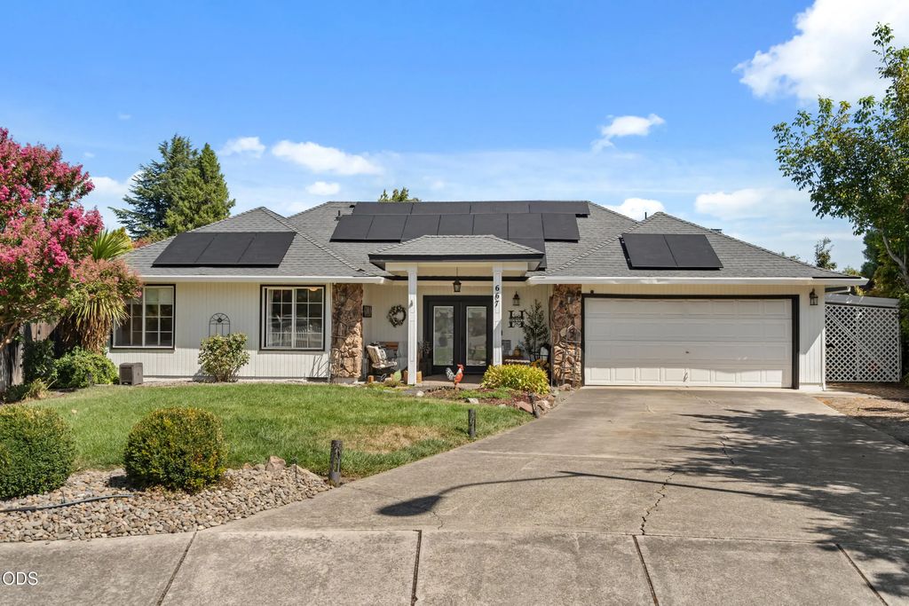 667 Rose Valley Court, Central Point