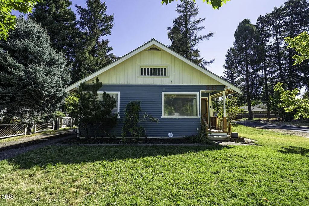 221 Vancouver Avenue, Medford