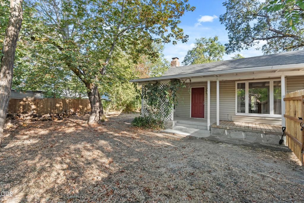 254 Sw Rogue River Avenue, Grants Pass