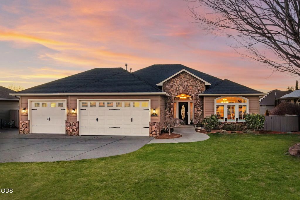 410 Lone Oak Drive, Medford