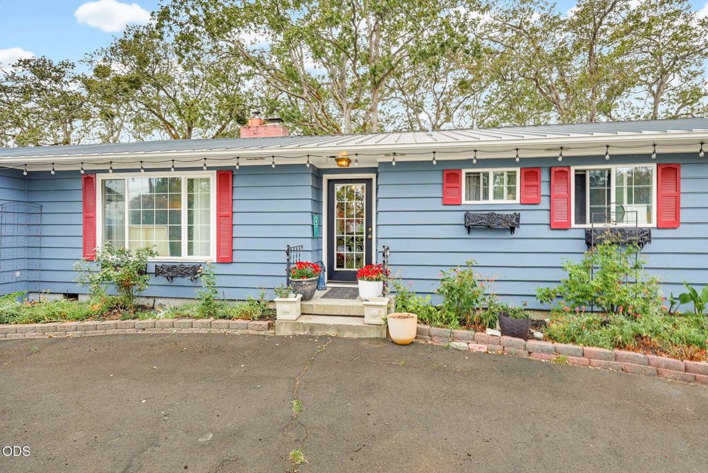 1921 Old Military Road, Medford