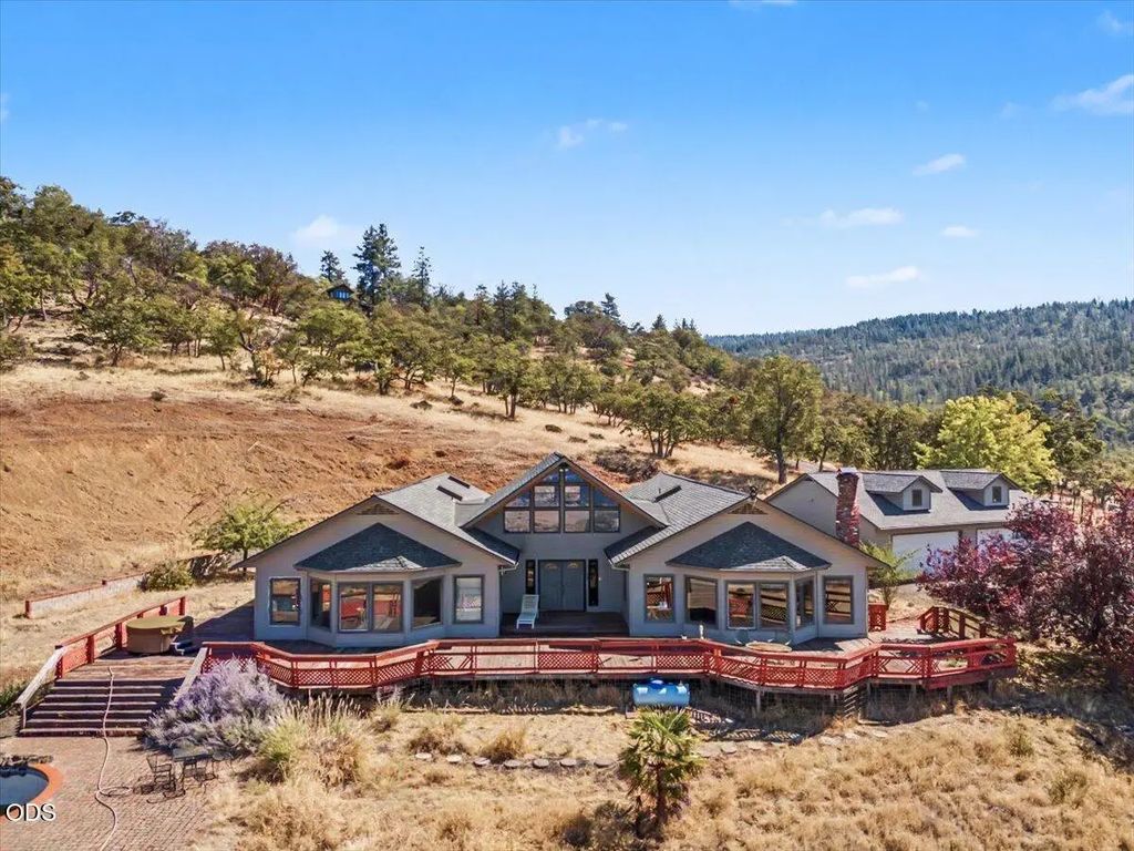 6590 Hillcrest Road, Medford