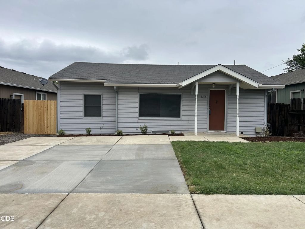 1216 Maple Park Drive, Medford