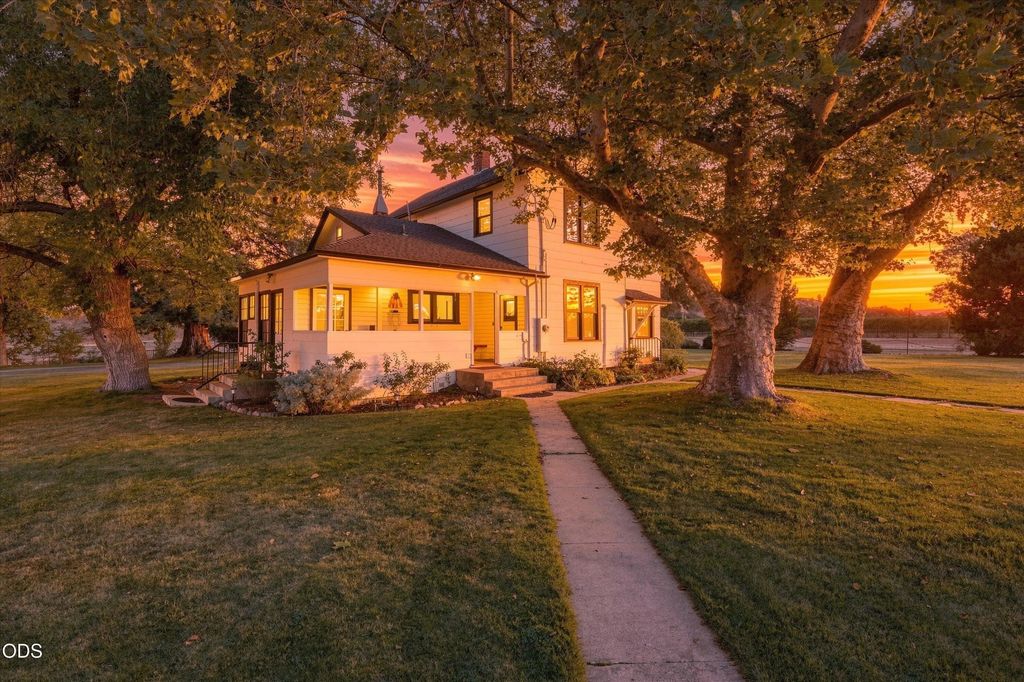 1098 Nick Young Road, Eagle Point