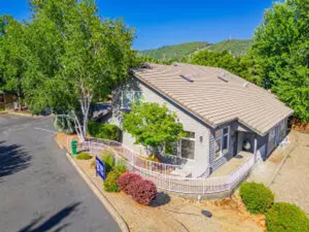877 Ne 7th Street, Grants Pass