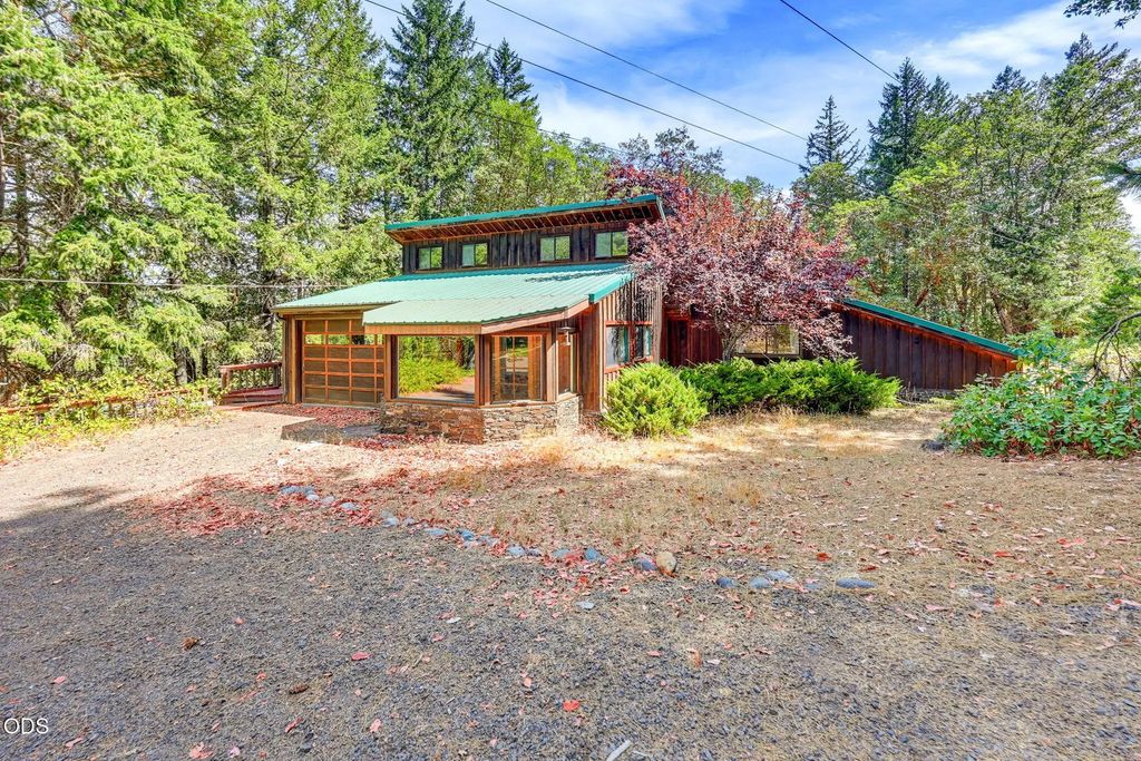 5010 Old Highway 99 S, Ashland