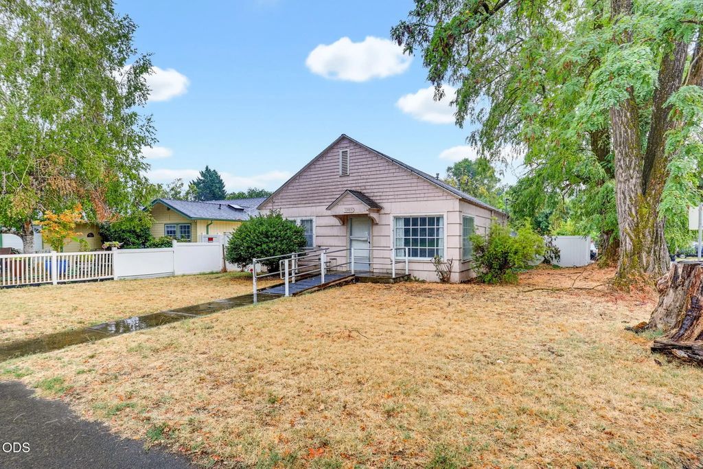 305 E Park Street, Grants Pass