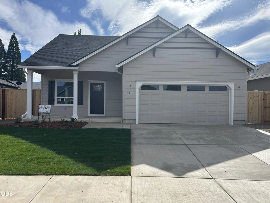 2211 Piazza Drive, Medford
